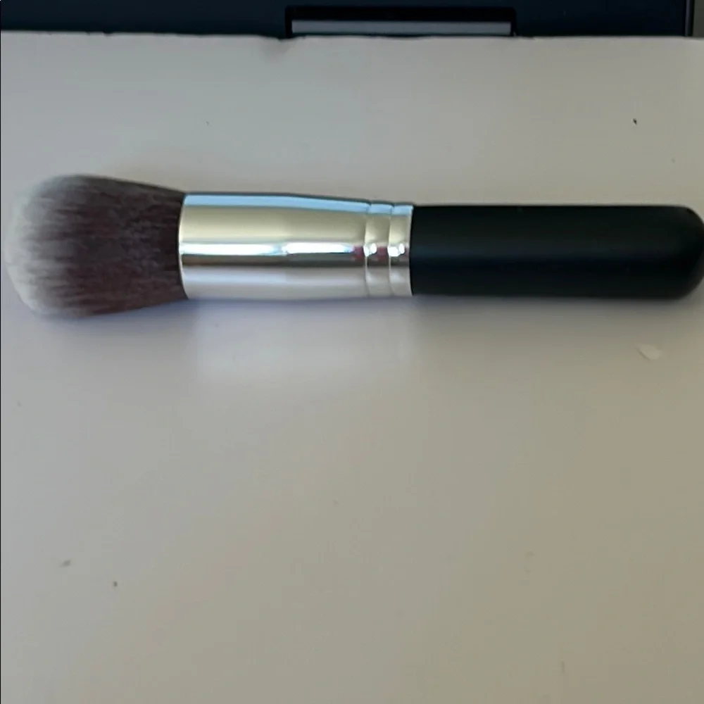 bareMinerals Soft Focus Face Makeup Brush - Black Handle - NEW